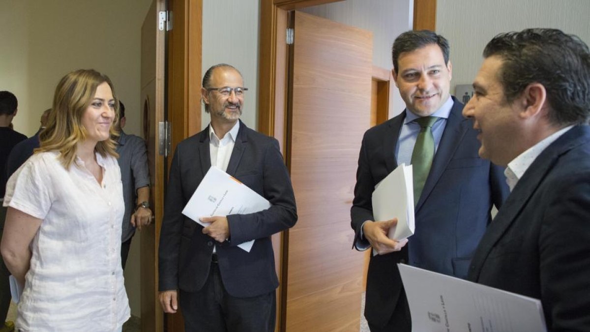 Reunión de la Junta de Portavoces de las Cortes. En la imagen de I a D; la procuradora socialista, Virginia Barcones; el portavosz de Ciudadanos, Luis Fuentes; El portavoz del PP, Raúl de la Hoz; y el procurador de UPL, Luis Mariano Santos, momentos antes-ICAL
