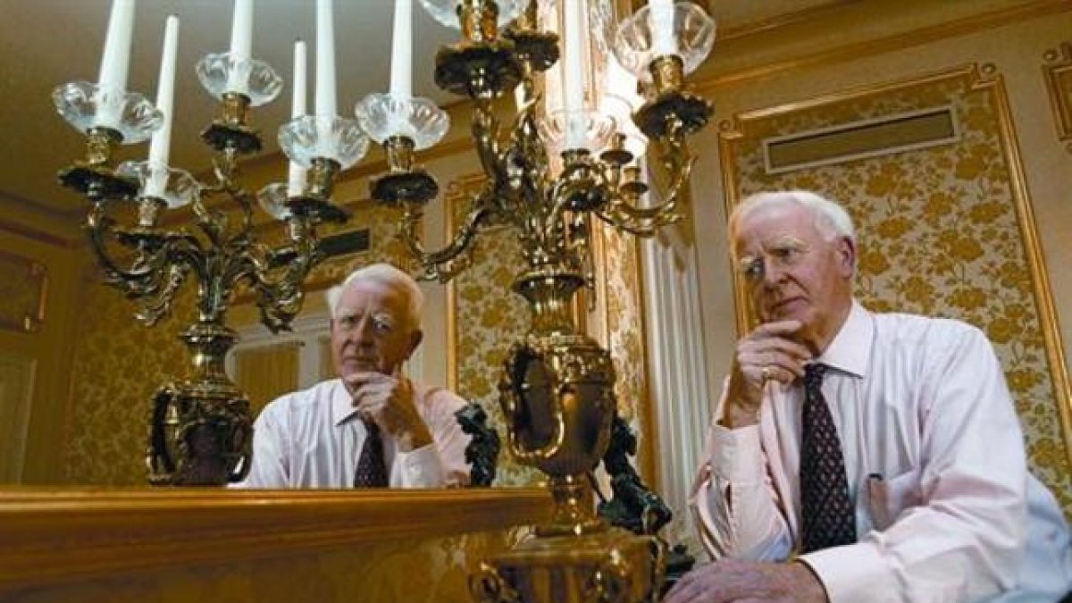 John Le Carré posa en una de las salas del Hotel Palace de Barcelona, en el 2007, durante la promoción de la novela 'La canción de los misioneros'.-ELISENDA PONS