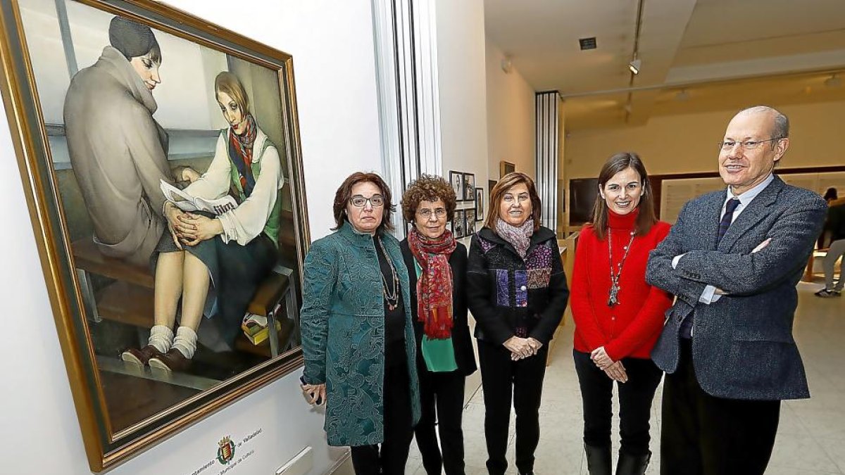 La concejala María Victoria Soto, en el centro, junto a los organizadores de la exposición-J. M. LOSTAU