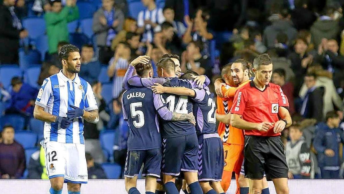 Los jugadores del Valladolid celebran el segundo gol en Anoeta.-