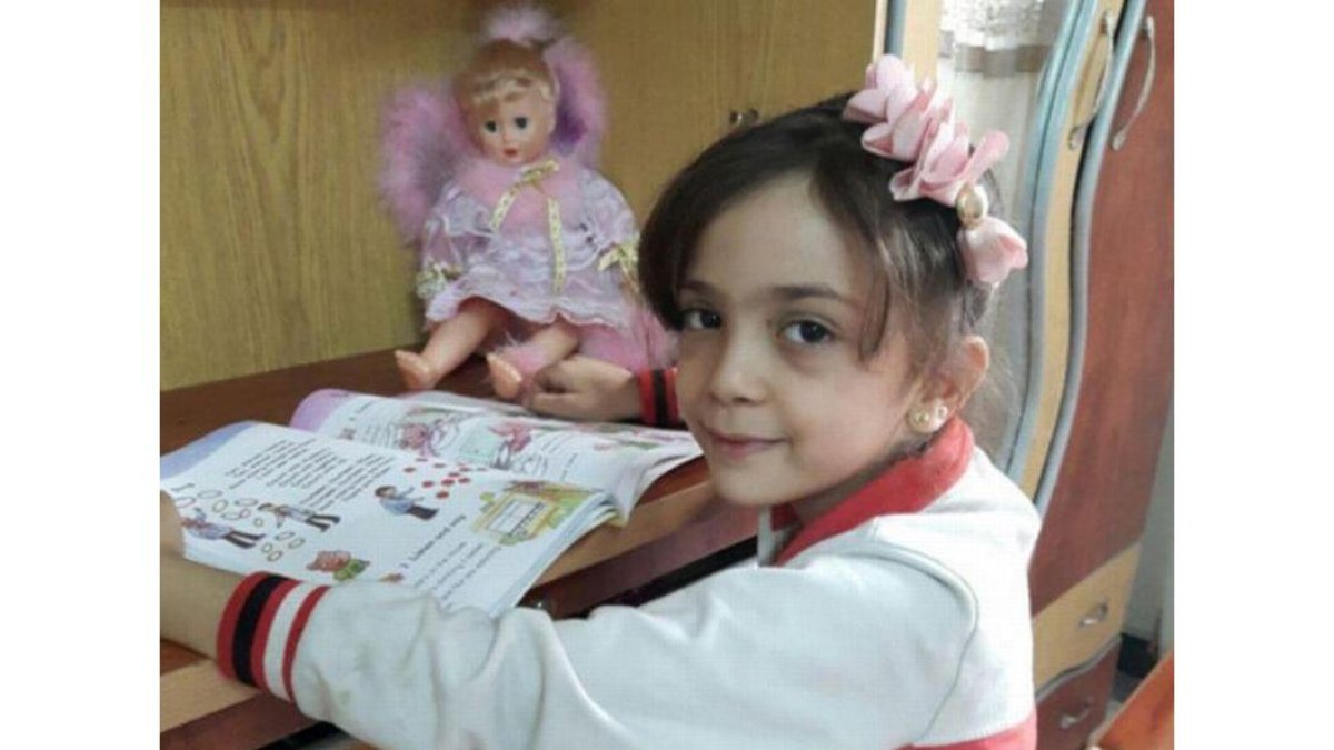 Un mensaje de Bana Alabed, de siete años, en que explica que leyendo intenta evadirse de los bombardeos.-