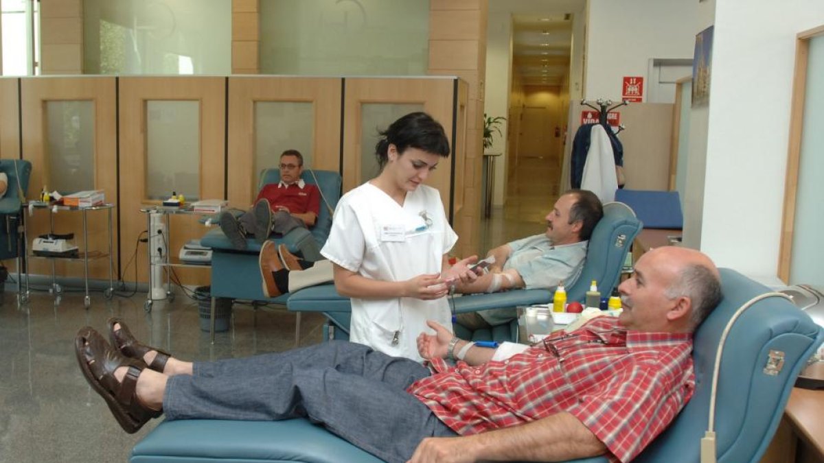 Imágenes de la sala de extracción del Centro regional de Hemoterapia y Hemodonación de Castilla y León.-J.M. LOSTAU