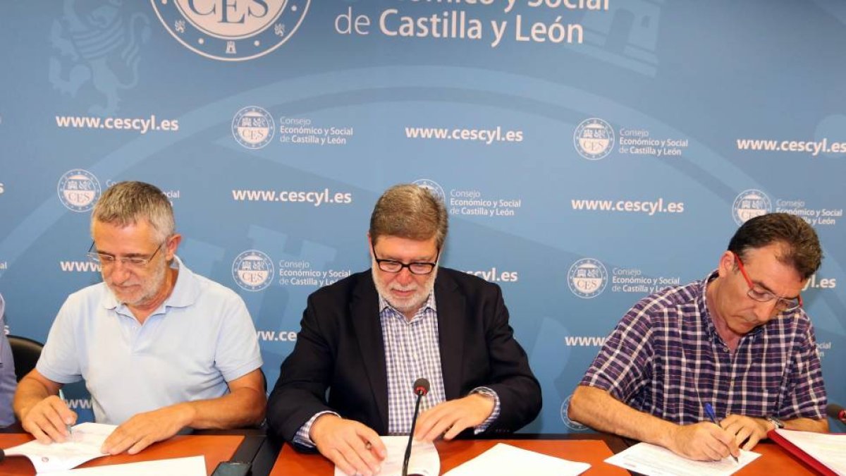 El presidente de Cecale, Santiago Aparicio, y los secretarios autonómicos de UGT y CCOO, Agustín Prieto y Ángel Hernández, durante la firma de la propuesta de adaptación del III Acuerdo para el Empleo y la Negociación Colectiva en Castilla y León.-ical