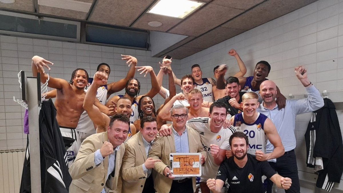 El Real Valladolid celebra en el vestuario la clasificación para la Final Four con una dedicatoria hacia el que fue su delegado Teo Hernández. . / RVB