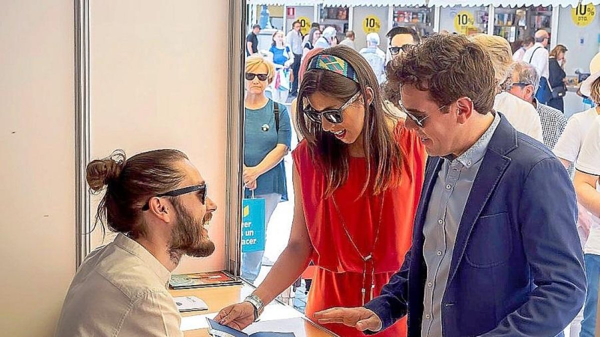 El vallisoletano David Galán ‘Redry’, joven fenómeno de la poesía actual y ganador del último Premio Espasa de Poesía con su voz esencial, concitó ayer a numerosos lectores en la caseta de firmas.-ICAL