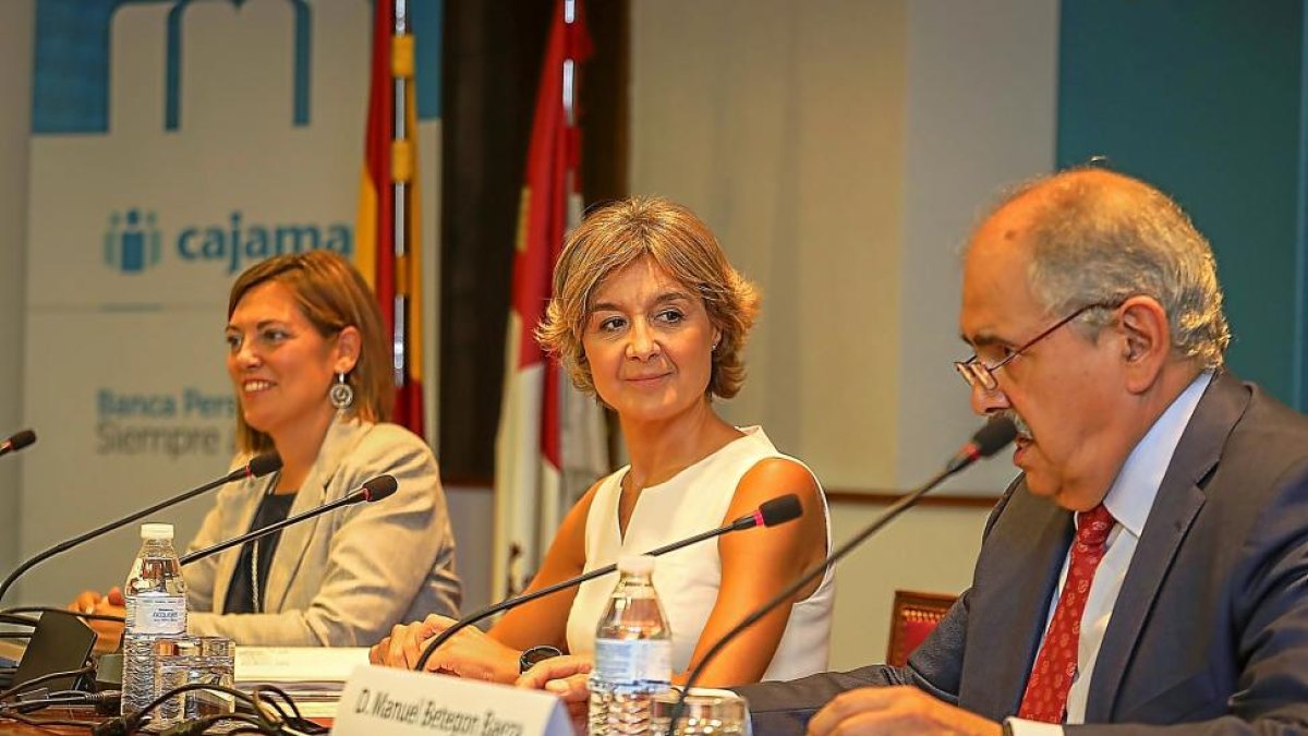 La ministra de Agricultura, Isabel García Tejerina, acompañada de Milagros Marcos, y Manuel Bategón,-ICAL