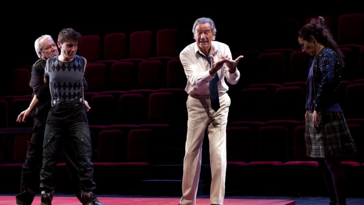 El actor Arturo fernández ensayando en el teatro para la obra Don Juan.-OWAIN SHAW