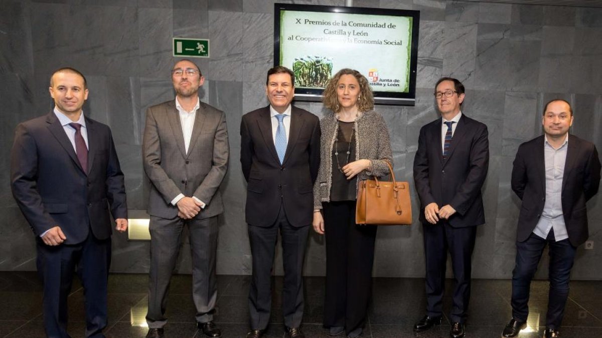 Fernández Carriedo, con los galardonados de los ‘X Premios al Cooperativismo y la Economía Social.-ICAL