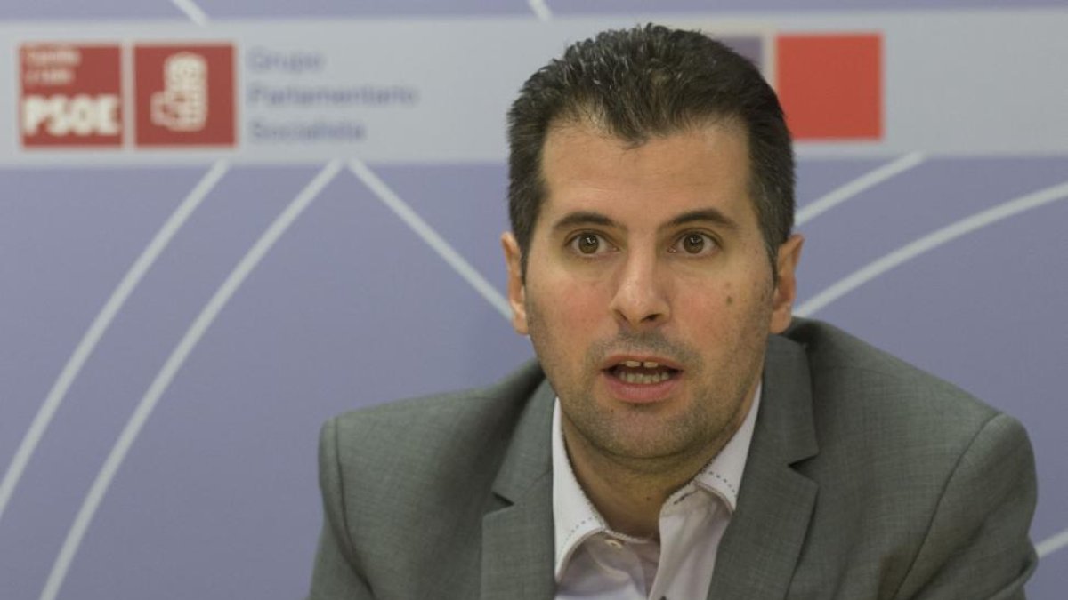 El secretario general del PSOE de Castilla y León, Luis Tudanca, se reúne con representantes de empleados públicos de Servicios Centrales de la Administración Autonómica.-ICAL