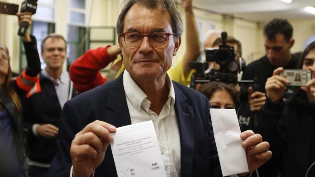 Mas vota ante decenas de medios el 1 de octubre, en Barcelona-EFE / ALBERTO ESTEVEZ