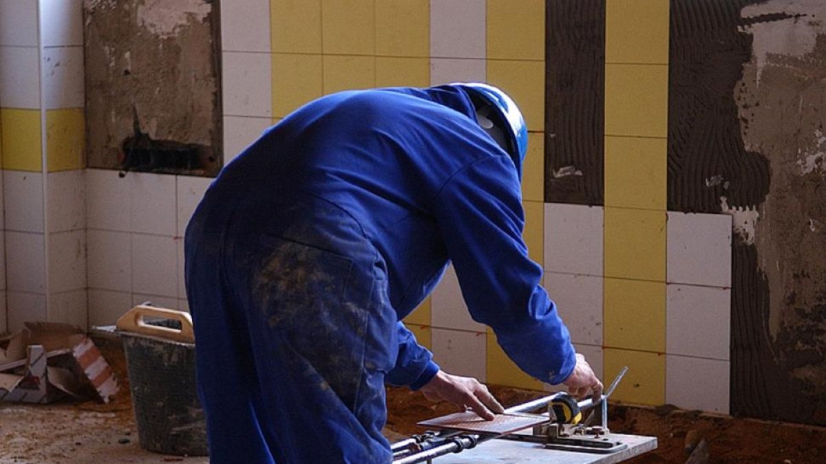 Un trabajador de la constucción en el interior de una vivienda.-VALENTÍN GUISANDE