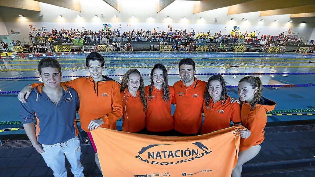 David González, Alejandro Sancho, Laura Castaño, Marta Guerrero, David Herrero, Alba Redondo e Irene Gómez posan con la bandera del club el día del Campeonato.-J.M. LOSTAU