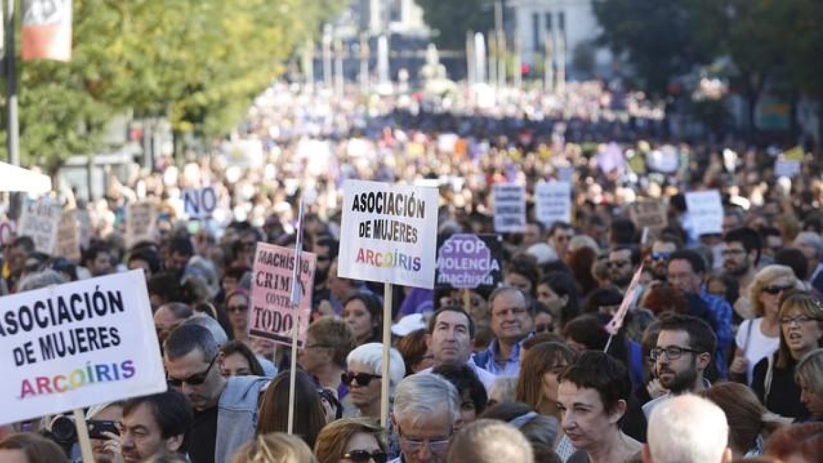 Miles de personas participan en una marcha contra la violencia machista.-DAVID CASTRO