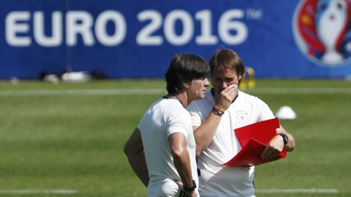 Löw habla con su ayudante Schneider en un entrenamiento de Alemania.-REUTERS / DENIS BALIBOUSE