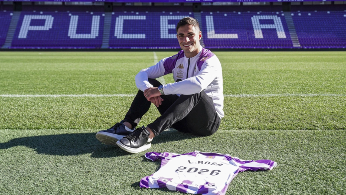 Lucas Rosa con la camiseta en Zorrilla tras la renovación. / RV