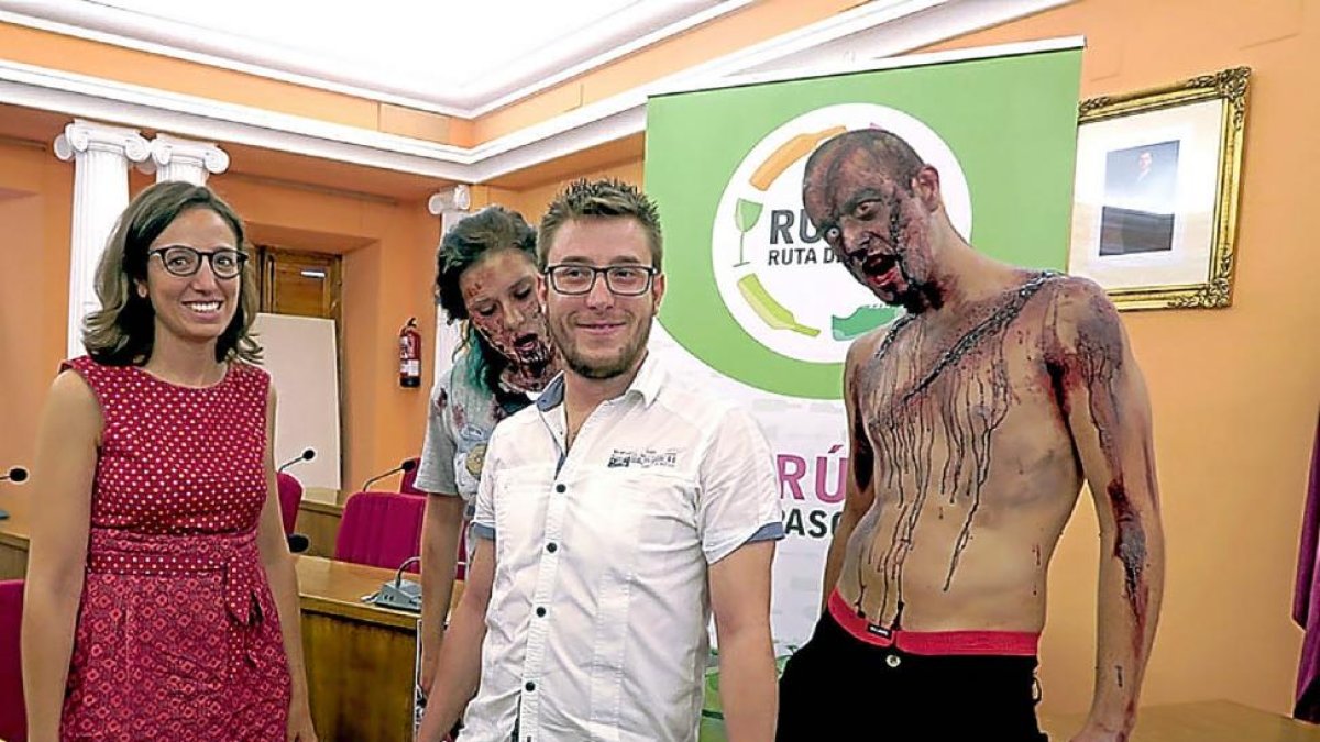 La gerente de la Ruta del Vino de Rueda y el concejal de Ferias medinense ayer, junto a dos ‘muertos vivientes’.-EL MUNDO