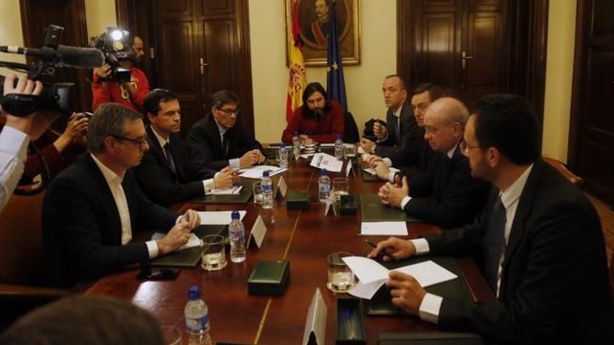 Reunión del pacto antiyihadista este sábado en el ministerio del Interior.-AGUSTÍN CATALÁN