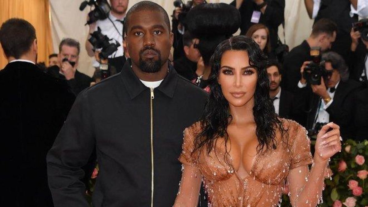 Kim Kasdashian y Kanye West, el pasado lunes en la gala Met, en Nueva York.-AFP / ANGELA WEISS