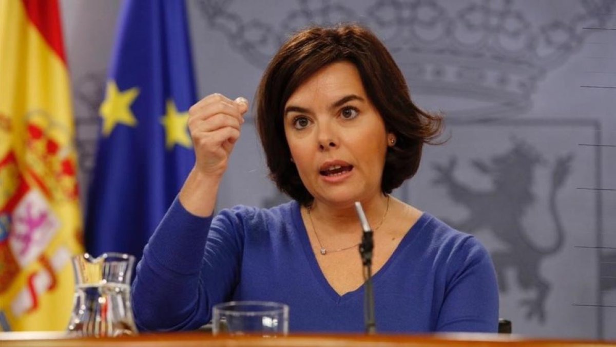 La vicepresidenta, Soraya Saénz de Santamaría, en la rueda de prensa posterior al Consejo de Ministros.-JOSÉ MANUEL PRATS