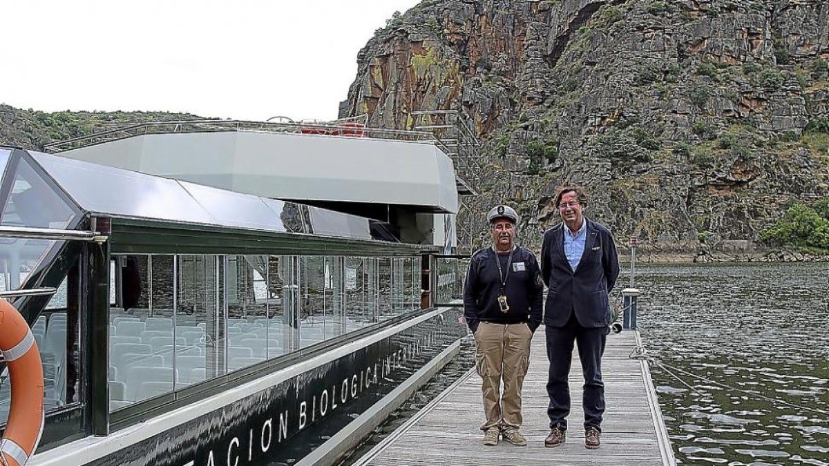 Antonio Canedo, capitán del barco, y David Salvador, el empresario de Europarques.-J. L. C.