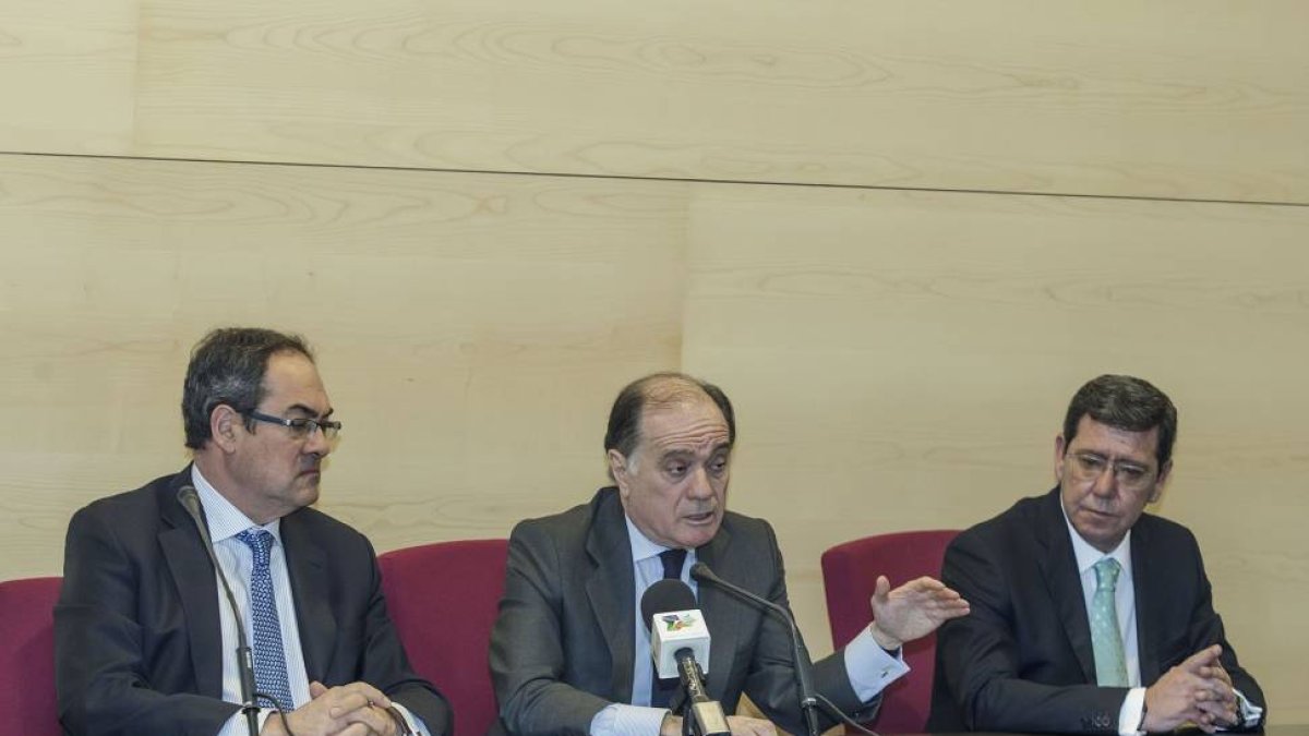El consejero de Economía y Empleo, Tomás Villanueva, firma los convenios del Plan de Empleo Local-Ical