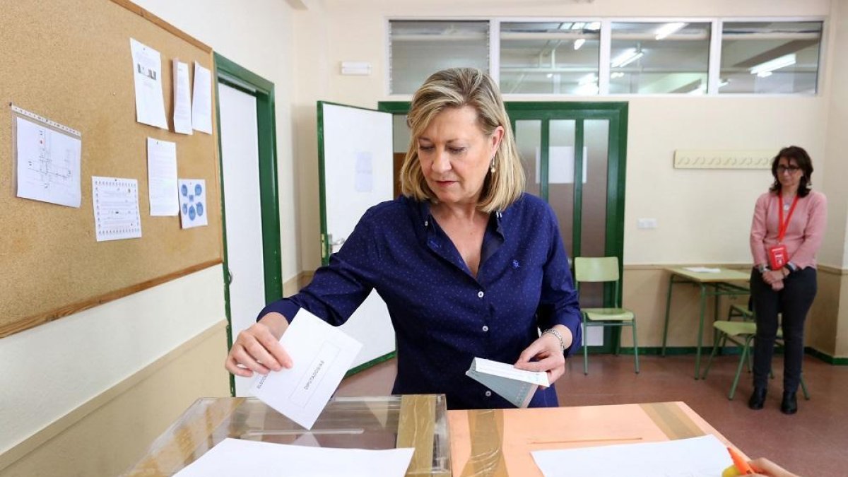 Pilar del Olmo deposita su papeleta en la urna.-ICAL