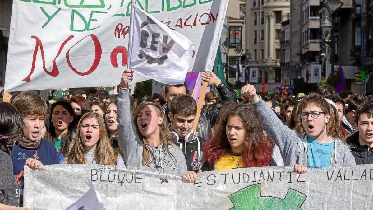 Cientos de estudiantes desfilan por la calle Santiago en protesta por la reforma universitaria-Pablo Requejo