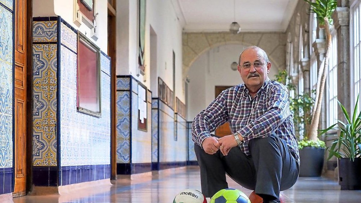ManuelSánchez (a la izquierda conSuárez en su homenaje) posa con varios balones en los pasillos del San José.-MIGUEL Á. SANTOS
