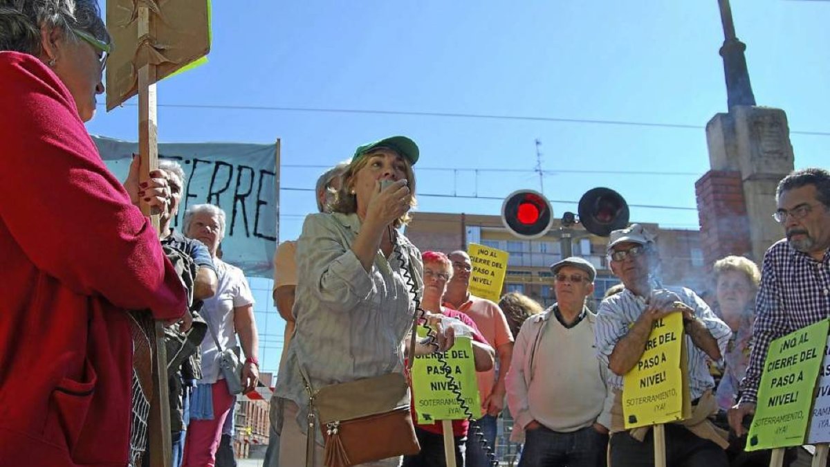 Una de las integrantes de la Asociación de Vecinos de La Pilarica habla ante los congregados ayer junto al paso nivel en la plaza Rafael Cano.-El Mundo