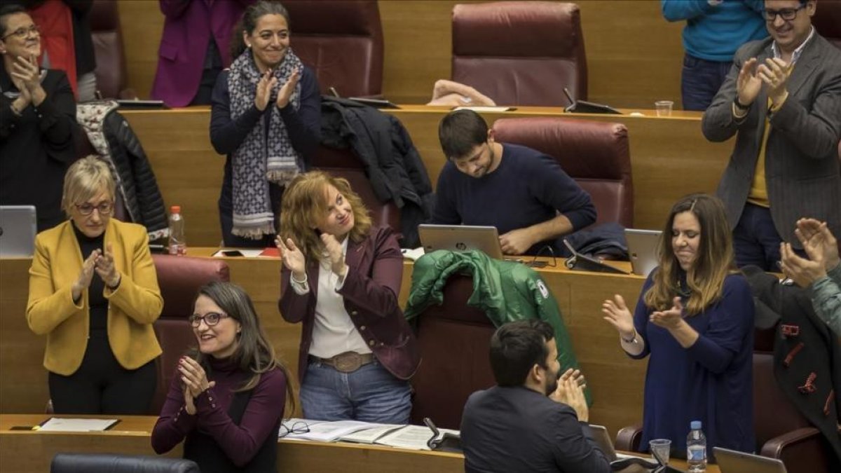 Diputados valencianos, entre ellos la vicepresidenta Mónica Oltra y el conseller de educación Vicent Marzà, aplauden tras la aprobación de la ley-MIGUEL LORENZO