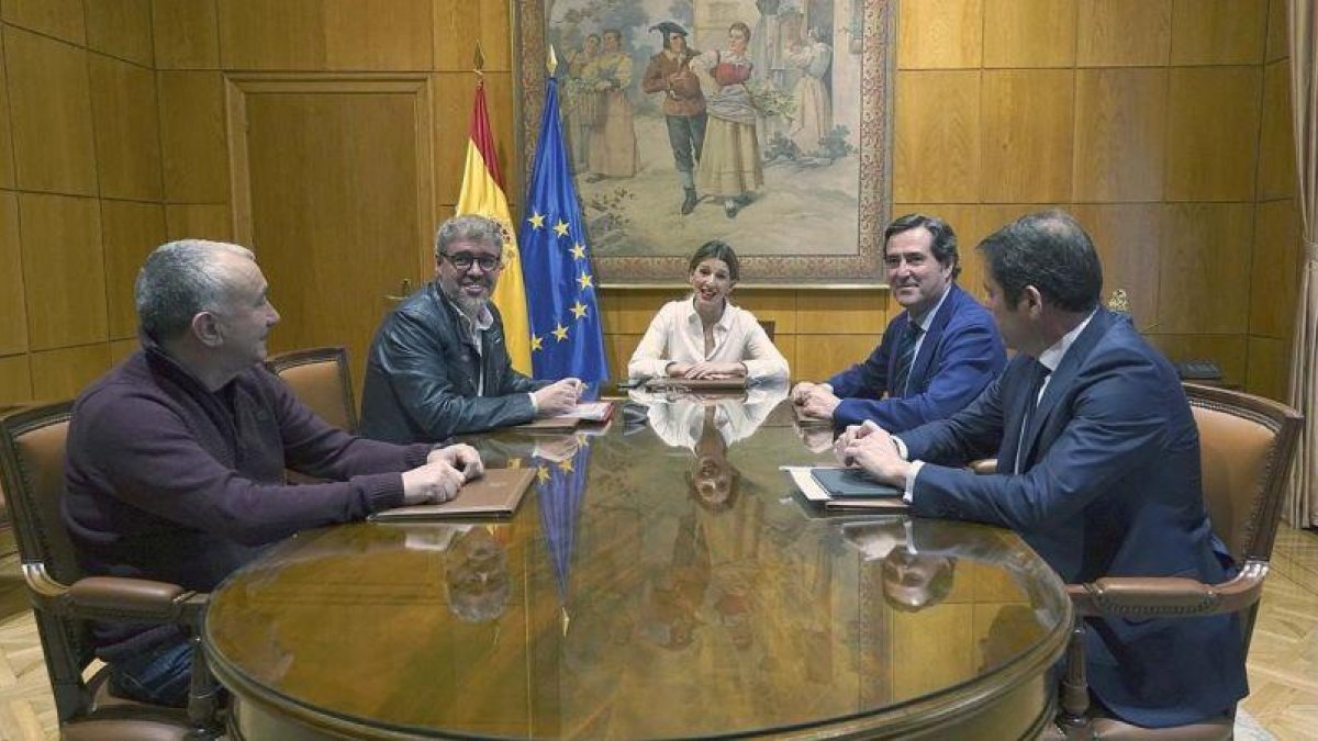 la ministra de Trabajo y Economia Social, Yolanda Diaz, y los representantes de patronal y sindicatos-DAVID CASTRO