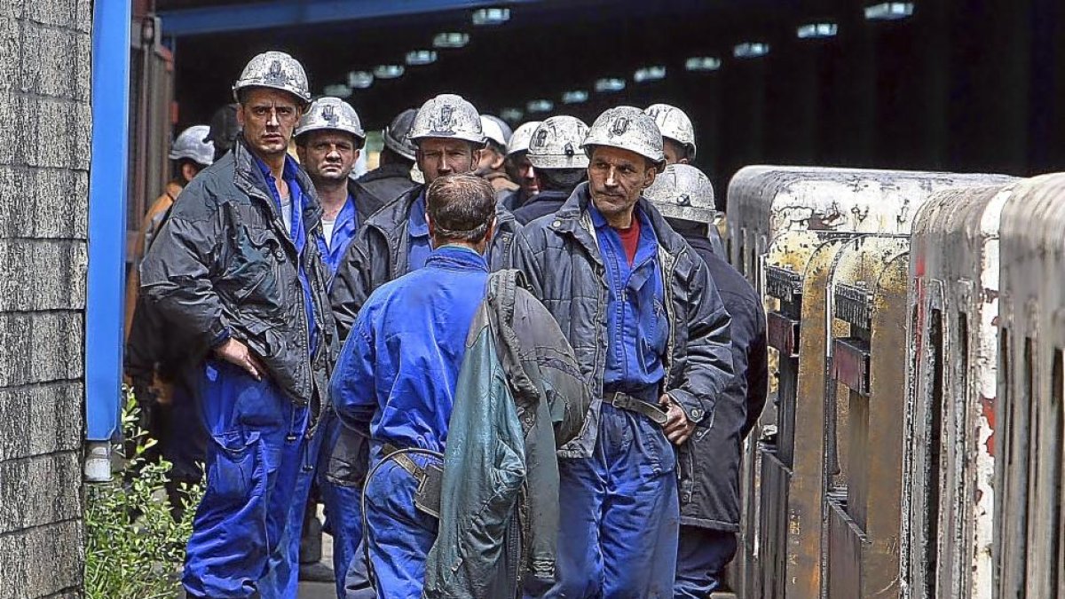 Mineros encerrados en una explotación de Uminsa en Santa Cruz del Sil (León).-ICAL