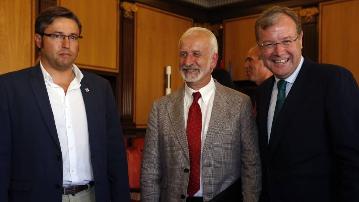 El académico y Premio Castilla y León de Ciencias Sociales y Humanidades, Salvador Gutiérrez, pronuncia el pregón de las Fiestas de San Juan y San Pedro. Le acompaña el alcalde de León, Antonio Silván y presidente de la Diputación, Emilio Orejas-Ical