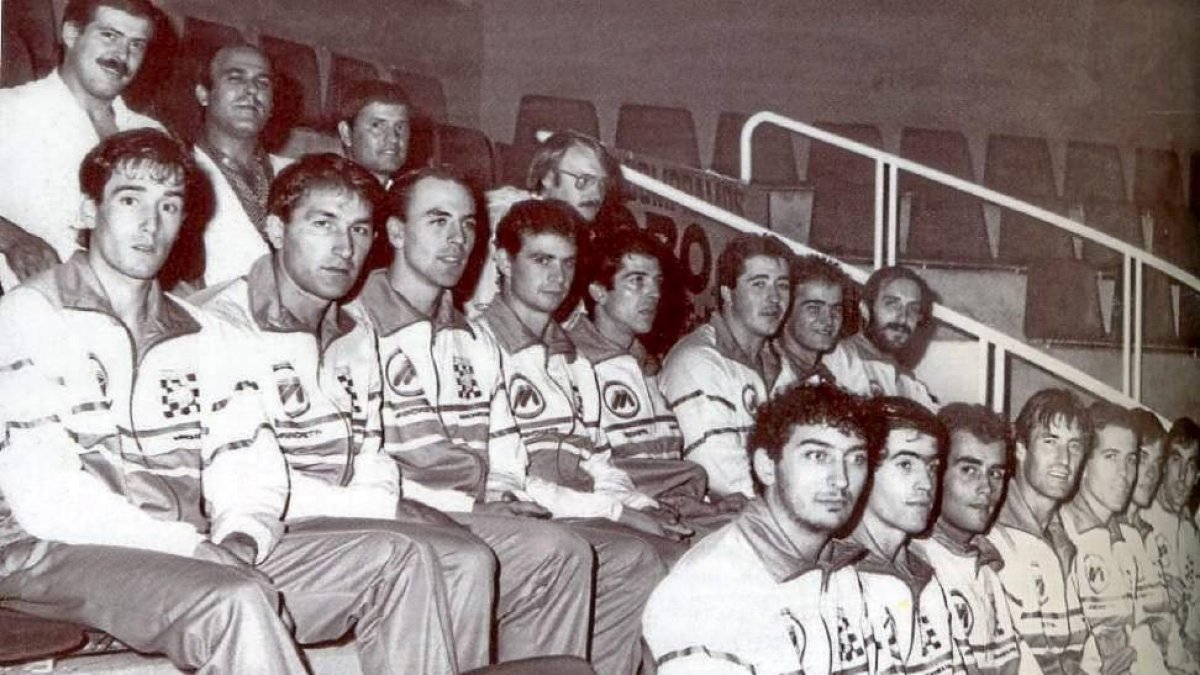 Fernando Bolea (primero por la izquierda en la fila central) durante su primer año en el Michelin Valladolid.