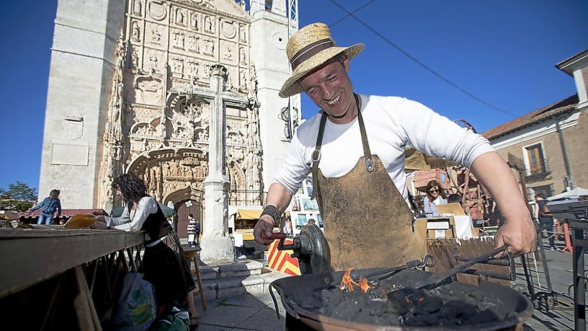 Mercado Castellano en la Plaza de San Pablo.-JOSE C. CASTILLO / PHOTOGENIC