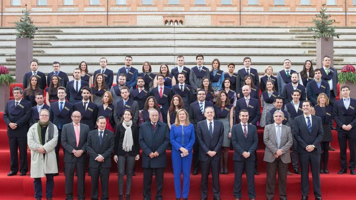 La consejera de Economía y Hacienda, Pilar del Olmo, y el presidente del Consejo Regional de Cámaras, Fernando Escobillas, clausuran el acto de graduación de los másteres en Gestión del Comercio Exterior 2015.-ICAL