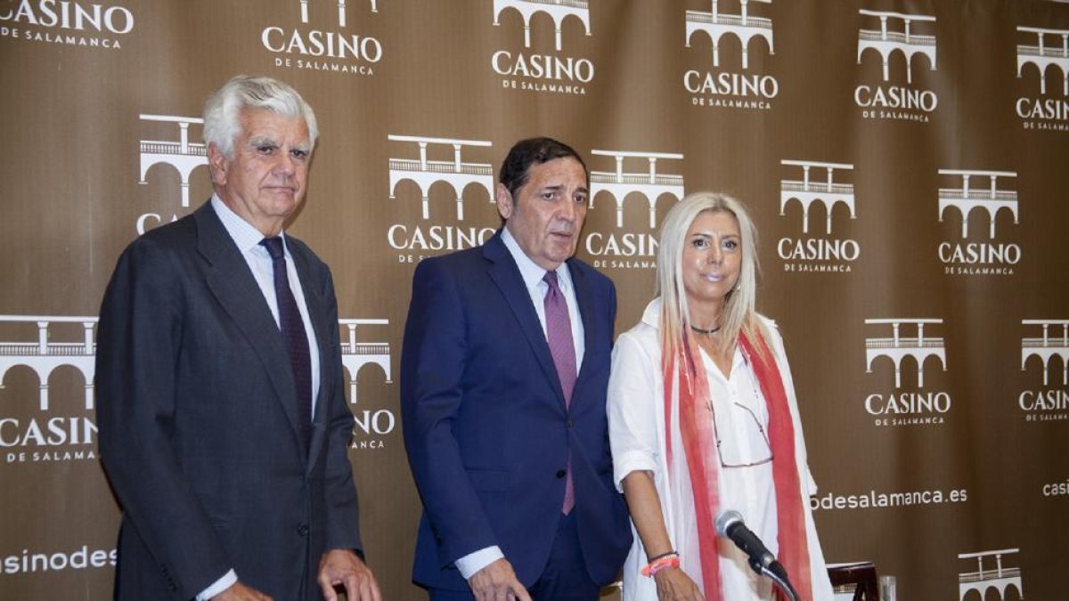 El consejero de Sanidad, Antonio María Sáez Aguado, la presidenta de AECC Salamanca, Inmaculada Rodríguez y, el presidente de AECC, Ignacio Muñoz Pidal, durante el acto de entrega de Ayuda a la Investigación Oncológica 2016.-ICAL