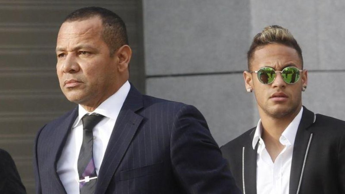 Papá Neymar y su hijo, ante la Audiencia Nacional, el pasado año.-AGUSTÍN CATALAN