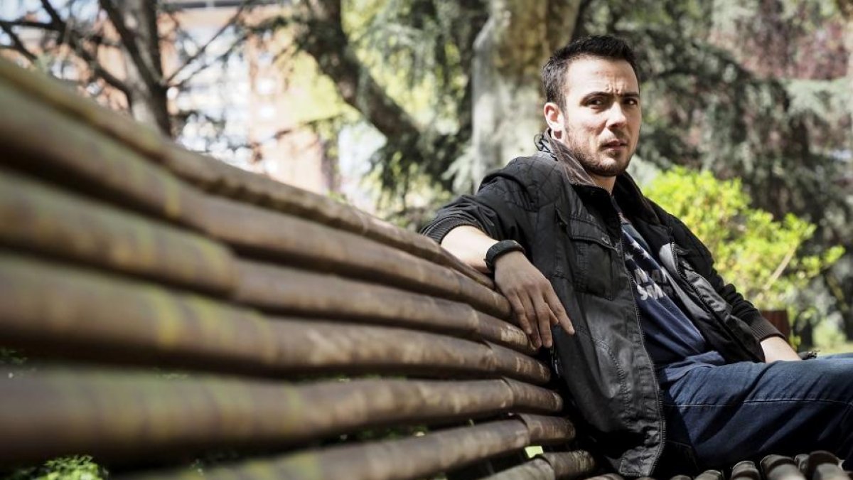 El vallisoletano Hugo, sentado en un parque de su ciudad.-MIGUEL ANGEL SANTOS
