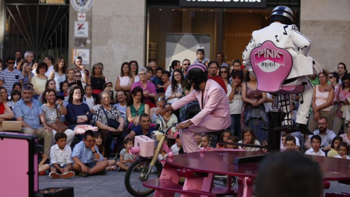 Teatro de calle, El Gran Rufus con su obra 'Pink impact' en la plaza del Liceo.-ICAL