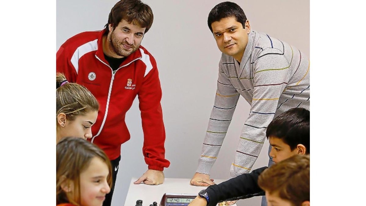 El árbitro autonómico Adrián García, (i.)y Rubén González (d.) observan las partidas en el CEAR Río Esgueva.-J.M. LOSTAU