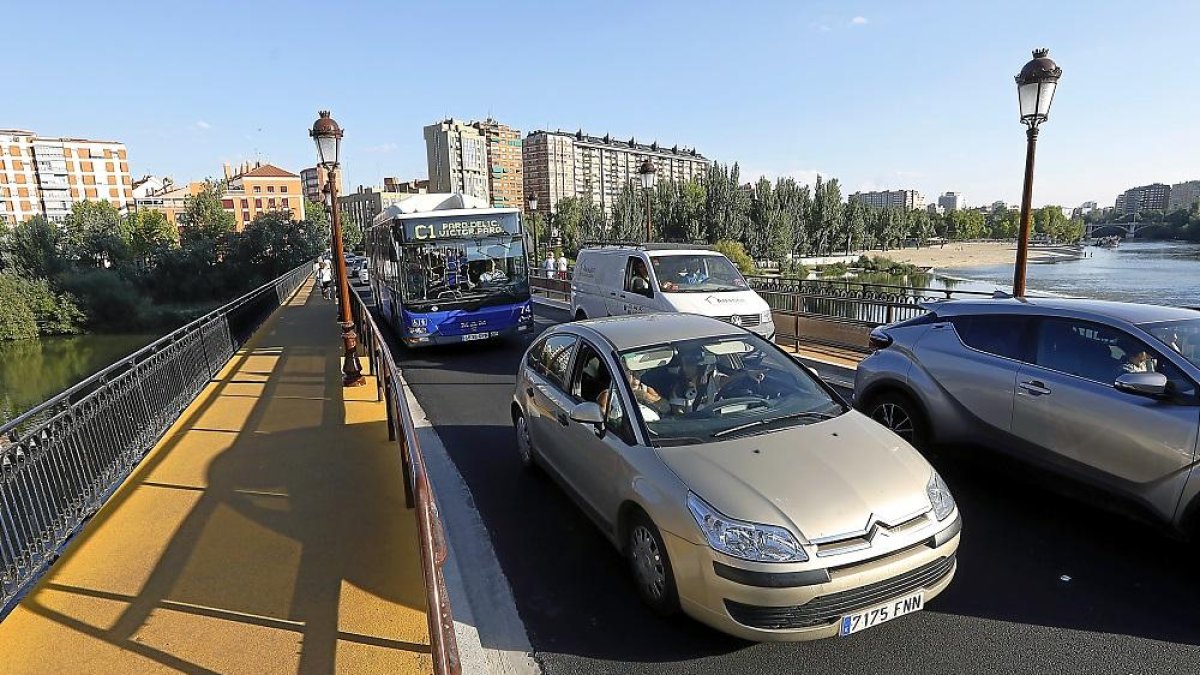 Los coches volvieron a circular ayer por los dos carriles del puente Mayor de Valladolid.-J.M. LOSTAU