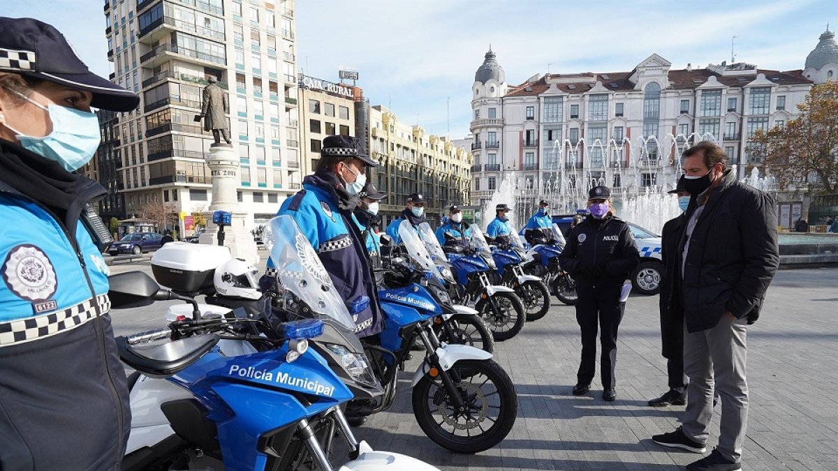 El alcalde de Valladolid, Óscar Puente, supervisa los nuevos vehículos de la Policía Municipal. - AYUNTAMIENTO DE VALLADOLID