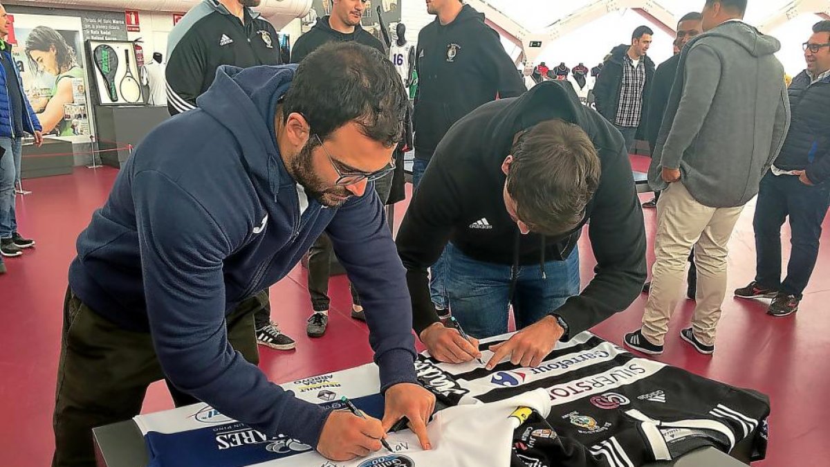 Jugadores de VRAC y SilverStorm, firmando camisetas ayer en su visita al Museo del Deporte.-EL MUNDO