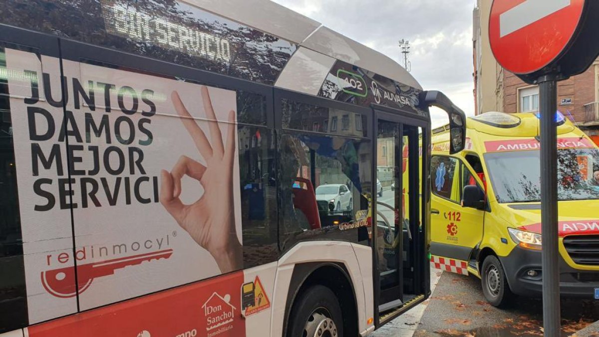 Estado en el que ha quedado el autobús de AUVASA implicado en la colisión con un turismo - POLICÍA MUNICIPAL