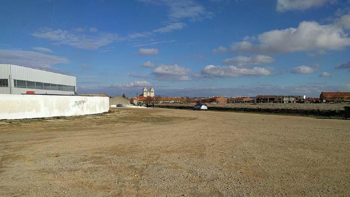 Explanada donde se comenzará la construcción del parque público, con la iglesia de Cigales al fondo.-A.C.