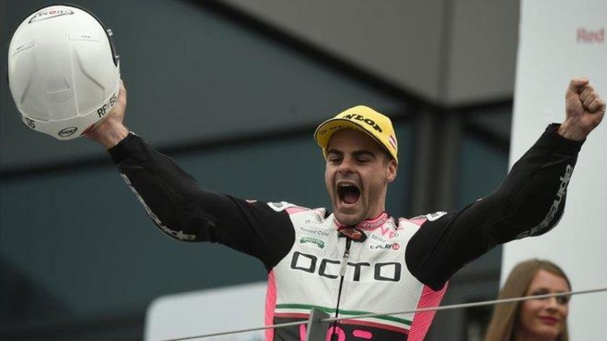 El italiano Romano Fenati celebra, a lo bestia, su victoria de hoy en Austria.-AFP / VLADIMIR SIMICEK