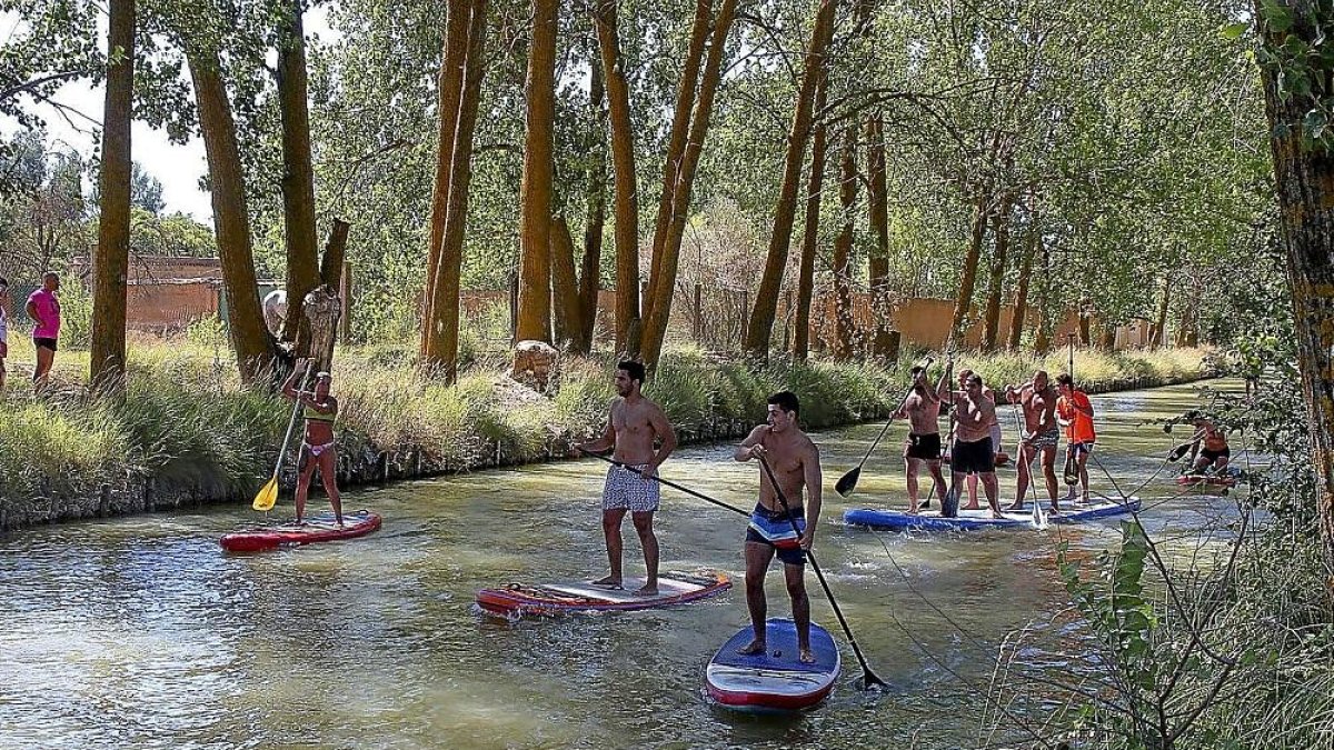 Los jugadores del SilverStorm El Salvador, ayer, durante la actividad realizada en el Canal de Castilla.-EM