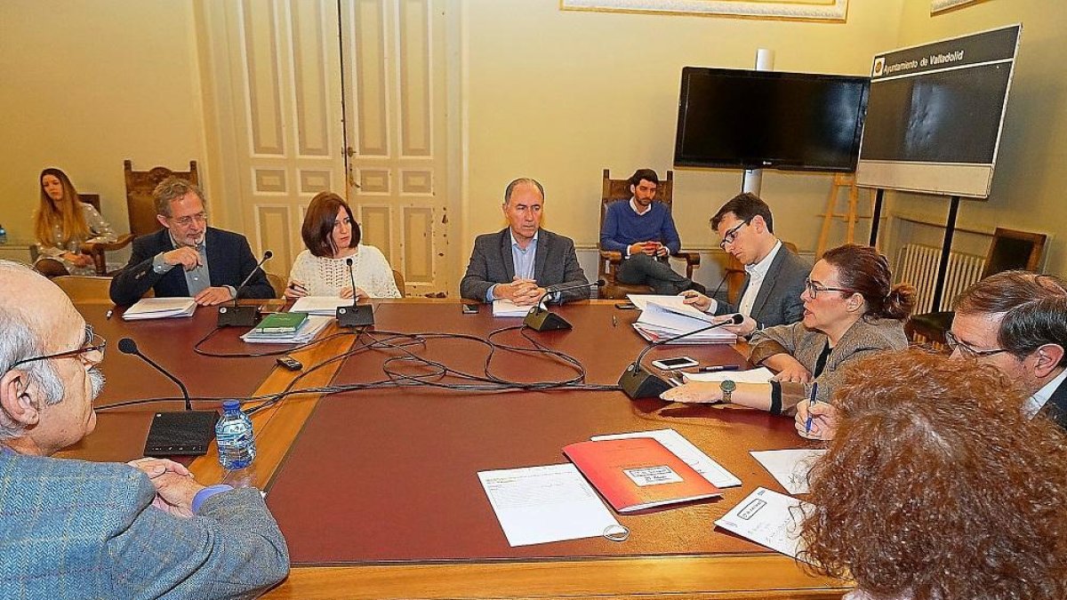 Los portavoces de los partidos políticos en la comisión de investigación del soterramiento.-E. M.