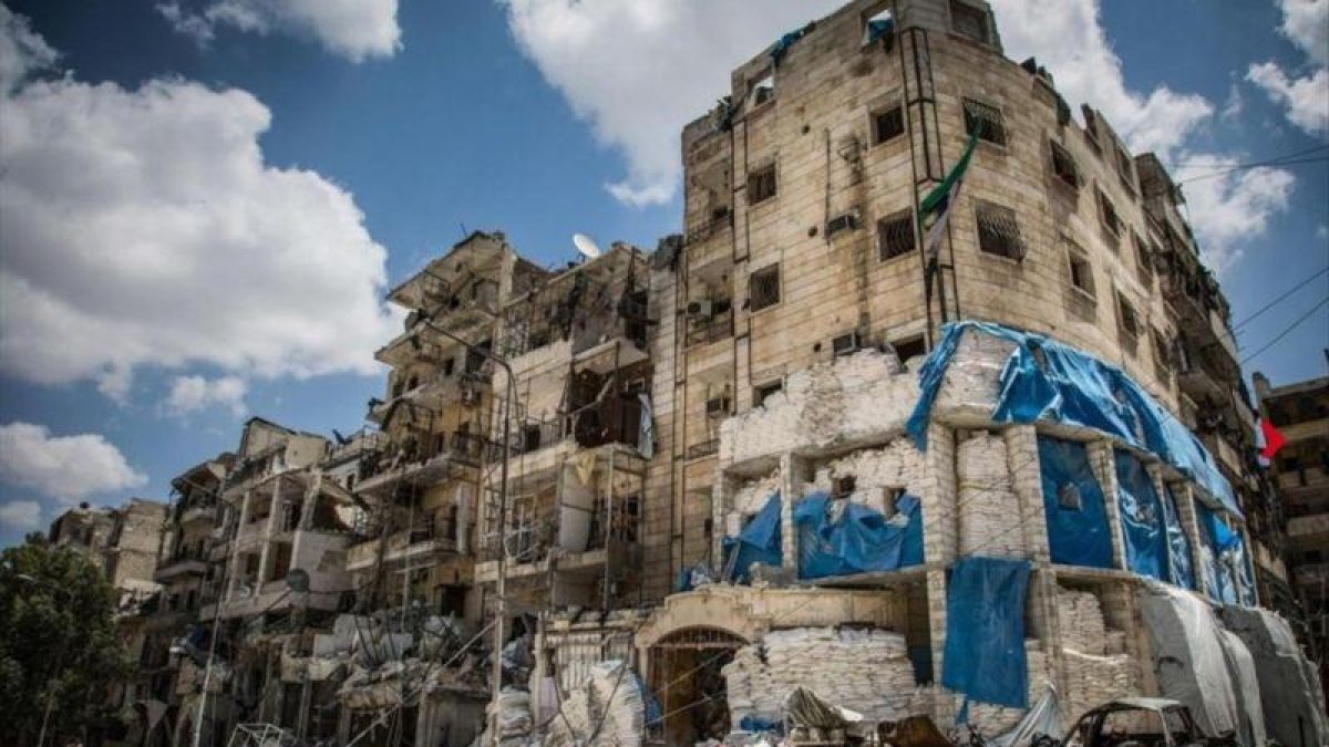 Un hospital reforzado con sacos de arena tras ser bombardeado en abril pasado, en ataques que causaron la muerte de un médico y heridas a varias enfermeras, en el este de Alepo.-MSF / KARAM ALMASRI